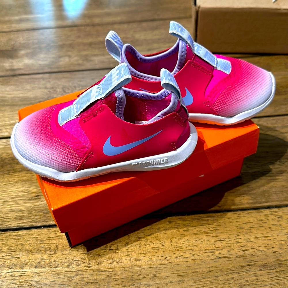 Nike little kids size 8 FLEX RUNNER